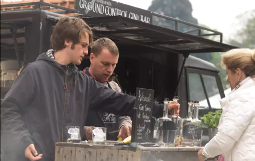 Mobiele bar met mensen